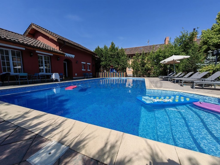 Vila RENOVATA cu acces la piscina in apropiere de Jolie Ville Vila RENOVATA cu acces la piscina in apropiere de Jolie Ville