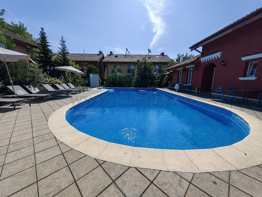 RENOVATED villa with pool access near Jolie Ville Vila RENOVATA cu acces la piscina in apropiere de Jolie Ville
