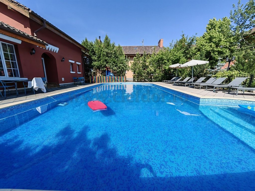 Vila RENOVATA cu acces la piscina in apropiere de Jolie Ville Vila RENOVATA cu acces la piscina in apropiere de Jolie Ville