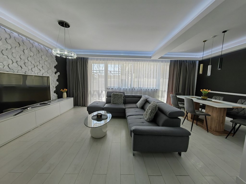 Luxury Villa with Swimming Pool Acces Vila de Lux cu acces la piscina
