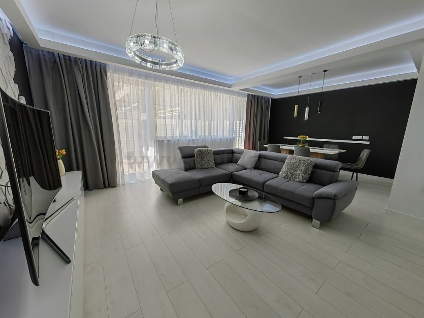 Luxury Villa with Swimming Pool Acces Vila de Lux cu acces la piscina
