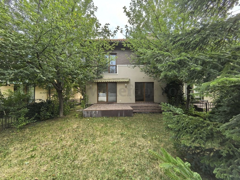 RENOVATED villa in residential complex with access to the pool Vila RENOVATA in complex rezidential cu acces la piscina