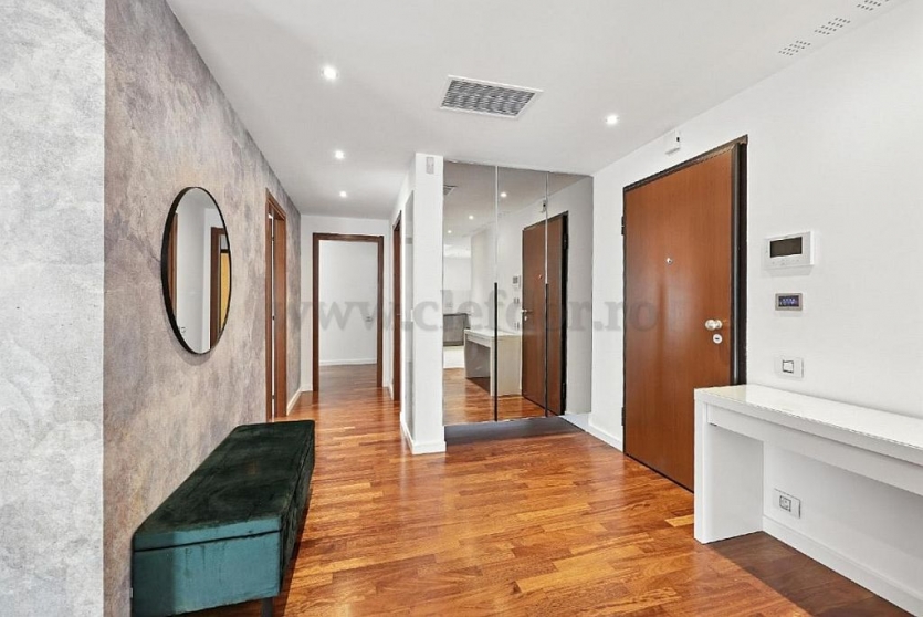 Apartament cu 3 camere de închiriat în zona Ambasadei Americii Apartament cu 3 camere de închiriat în zona Ambasadei Americii