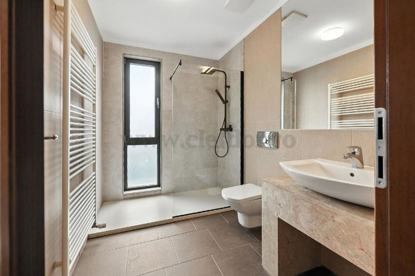 Apartament cu 3 camere de închiriat în zona Ambasadei Americii Apartament cu 3 camere de închiriat în zona Ambasadei Americii