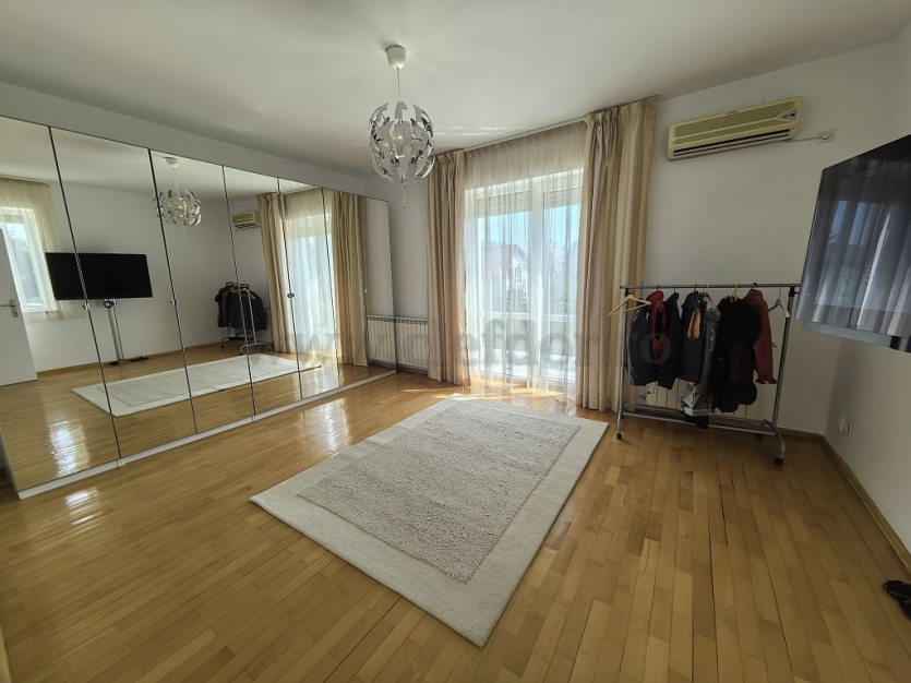 Individual Villa for rent near British School Vilă INDIVIDUALA în apropiere de British School