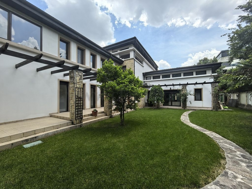 Villa for sale near the forest Vilă cu 8 camere de vânzare în zona Baneasa