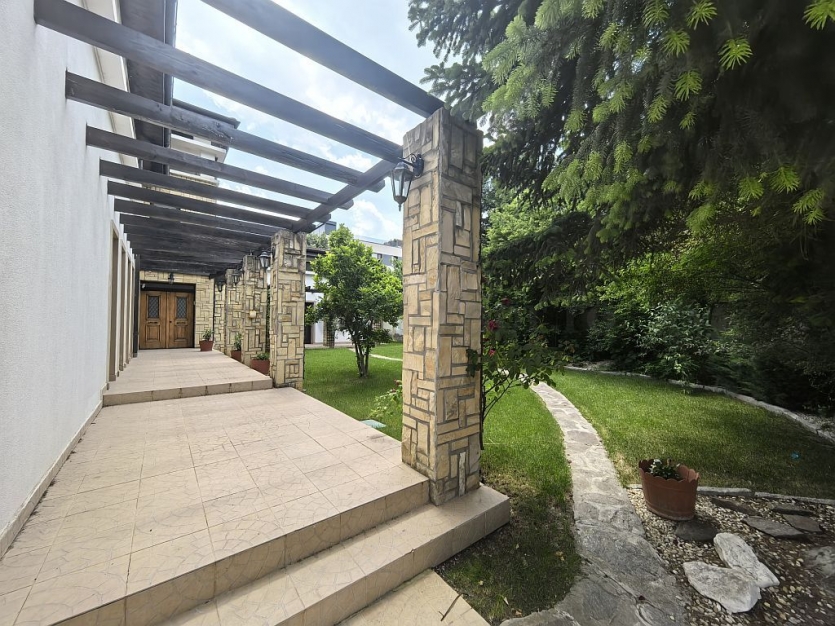 Villa for sale near the forest Vilă cu 8 camere de vânzare în zona Baneasa