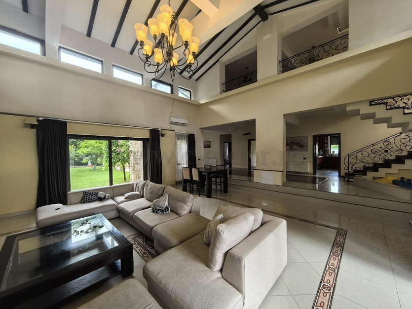 Villa for sale near the forest Vilă cu 8 camere de vânzare în zona Baneasa