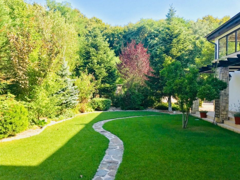 Villa for sale near the forest Vilă cu 8 camere de vânzare în zona Baneasa