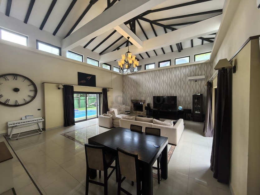 Villa for sale near the forest Vilă cu 8 camere de vânzare în zona Baneasa
