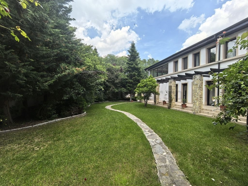 Villa for sale near the forest Vilă cu 8 camere de vânzare în zona Baneasa