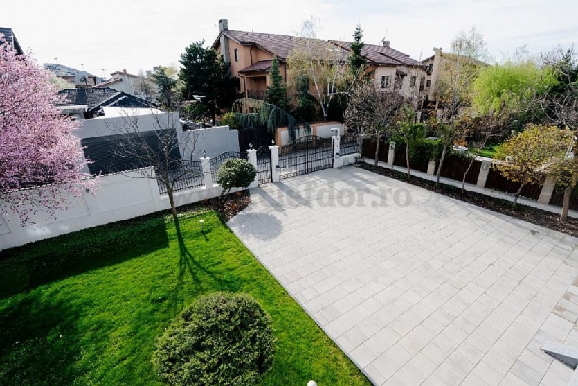 RENOVATED villa in Porsche Romania area Vila RENOVATA in zona Porsche Romania