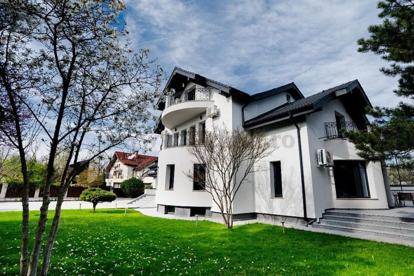 RENOVATED villa in Porsche Romania area Vila RENOVATA in zona Porsche Romania