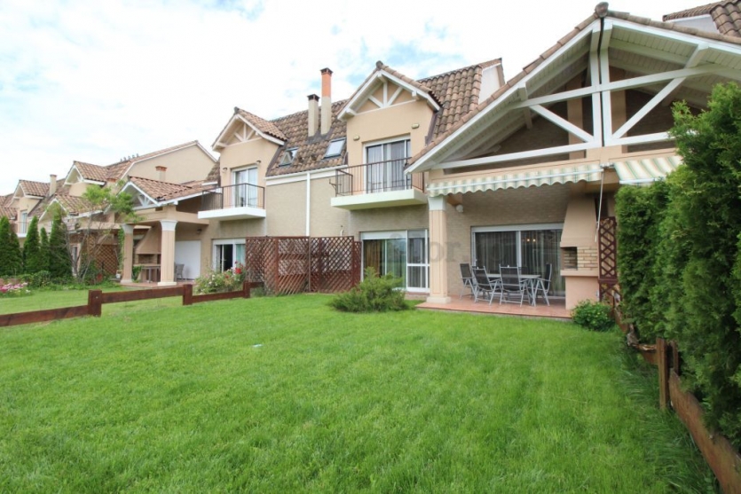 Vila de lux cu acces la piscina de inchiriat Vila de lux cu acces la piscina de inchiriat