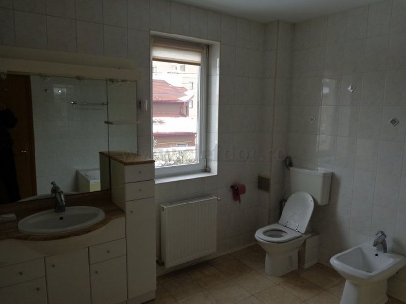 Vilă cu 5 camere de închiriat în zona Iancu Nicolae Vilă cu 5 camere de închiriat în zona Iancu Nicolae