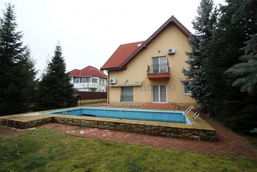 Villa with Swimming Pool on Iancu Nicolae area Vila cu piscina în zona Iancu Nicolae