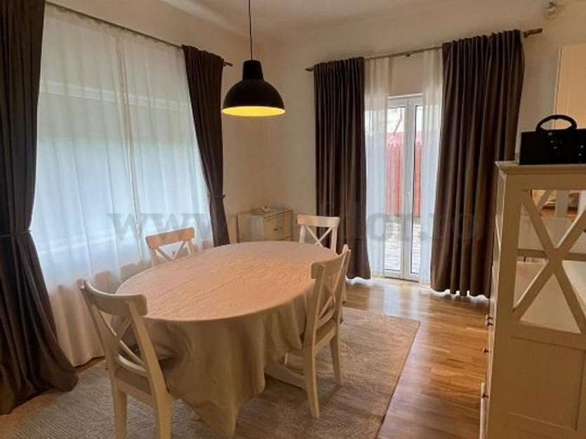 Vilă cu 4 camere de închiriat în zona Pipera Vilă cu 4 camere de închiriat în zona Pipera