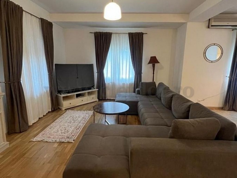 Vilă cu 4 camere de închiriat în zona Pipera Vilă cu 4 camere de închiriat în zona Pipera
