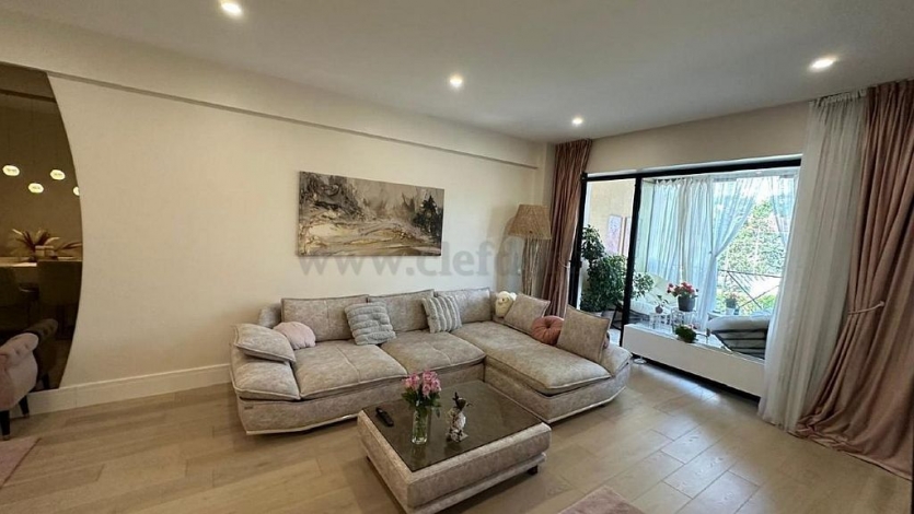 Apartment with Swimming Pool Access Apartament cu acces la piscina