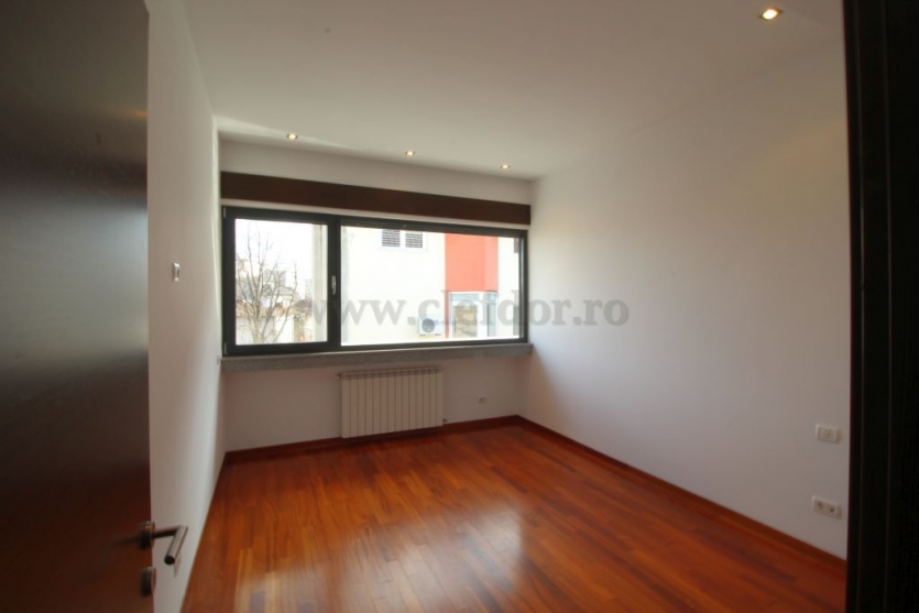 Dorobanti area - 3 bedroom penthouse apartment with a large terrace Dorobanti - penthouse cu 4 camere si terasa spatioasa