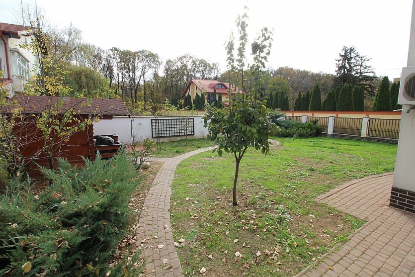 Villa for rent / sale near the French School Vila de inchiriat/vanzare in apropiere de Liceul Francez