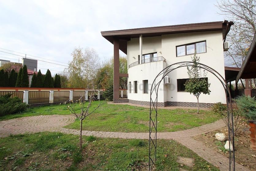 Villa for rent / sale near the French School Vila de inchiriat/vanzare in apropiere de Liceul Francez