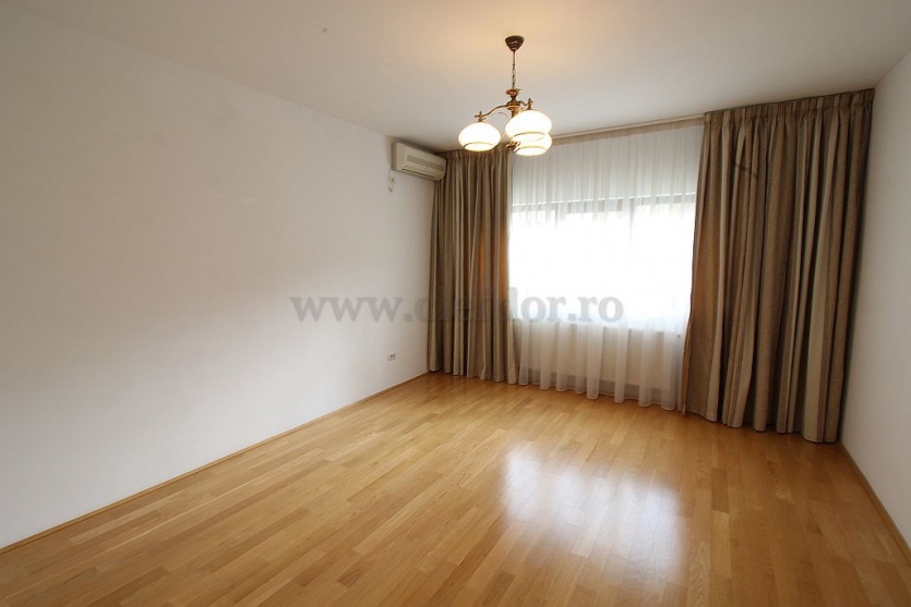 Villa for rent / sale near the French School Vila de inchiriat/vanzare in apropiere de Liceul Francez