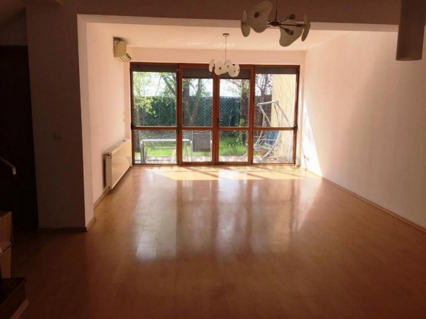 Vilă cu 5 camere de închiriat în zona Pipera Vilă cu 5 camere de închiriat în zona Pipera