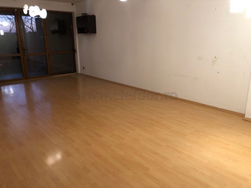 Vilă cu 5 camere de închiriat în zona Pipera Vilă cu 5 camere de închiriat în zona Pipera