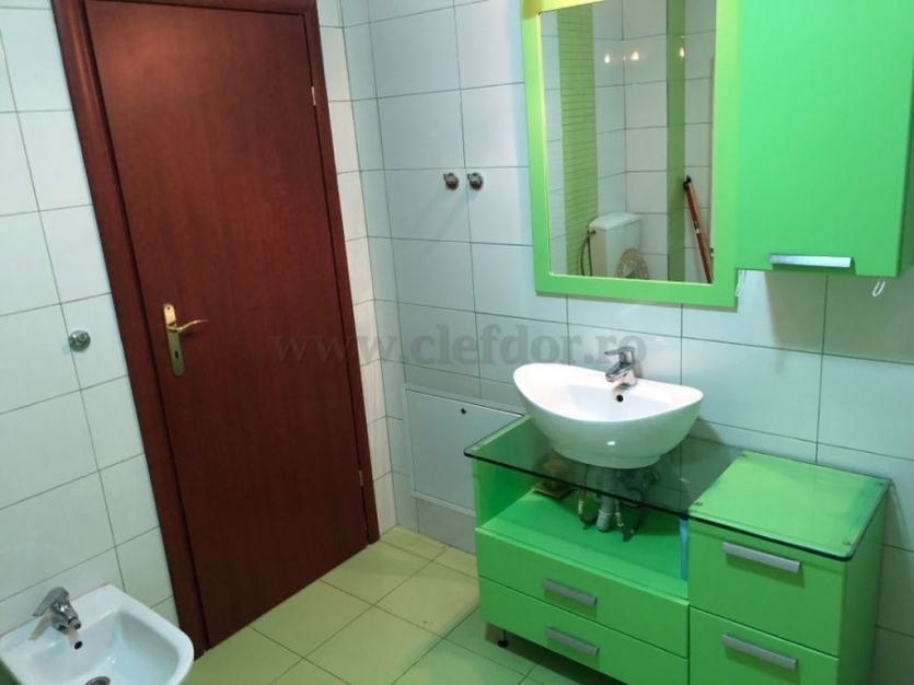 Vilă cu 5 camere de închiriat în zona Pipera Vilă cu 5 camere de închiriat în zona Pipera