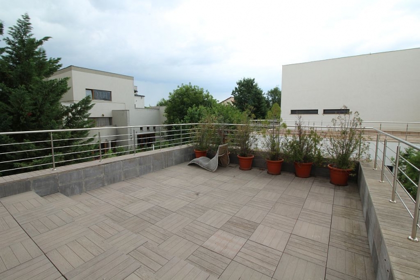 Luxury Villa with Swimming Pool near British School Vila de Lux cu Piscina in apropiere de British School