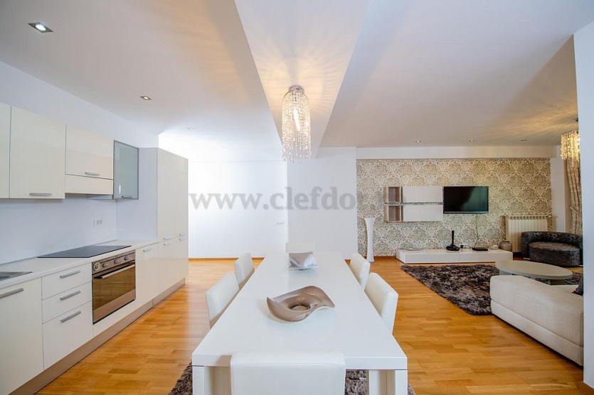 Apartament cu 3 camere in Complex cu Piscina Apartament cu 3 camere in Complex cu Piscina