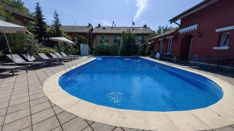RENOVATED villa with pool access near Jolie Ville Vila RENOVATA cu acces la piscina in apropiere de Jolie Ville