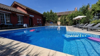 RENOVATED villa with pool access near Jolie Ville Vila RENOVATA cu acces la piscina in apropiere de Jolie Ville