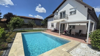 Vilă cu piscina langa British School