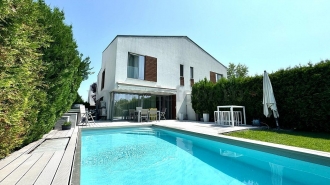 Vilă cu Piscina in Tunari