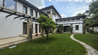 Villa for sale near the forest Vilă cu 8 camere de vânzare în zona Baneasa