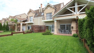 Vila de lux cu acces la piscina de inchiriat Vila de lux cu acces la piscina de inchiriat