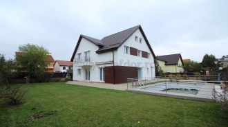 Vilă cu Piscina de închiriat în zona Iancu Nicolae Vilă cu Piscina de închiriat în zona Iancu Nicolae