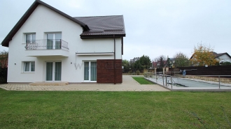 Vilă cu Piscina de închiriat în zona Iancu Nicolae