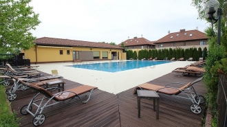 Vila cu acces la piscina in apropiere de Jolie Ville
